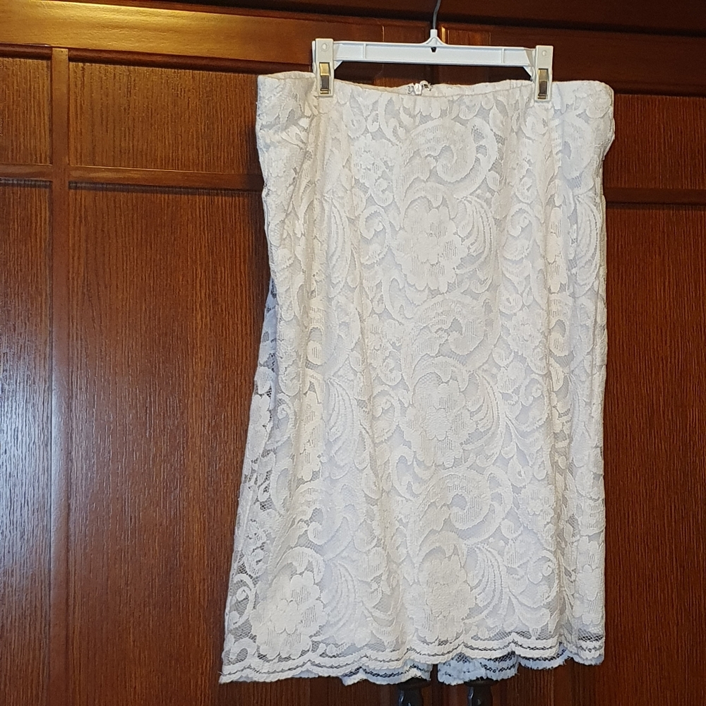Classic White Lace pencil skirt - sz 8